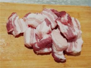 买回来的五花肉清洗干净，浸泡出血水，然后切成薄厚均匀的长条形。