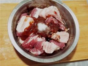 将配料中的所有材料放入容器中调匀，然后将五花肉放入。