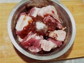 将配料中的所有材料放入容器中调匀，然后将五花肉放入。