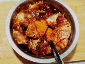 翻拌均匀，使酱料将肉片都包裹上。