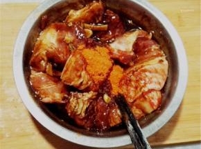 翻拌均匀，使酱料将肉片都包裹上。