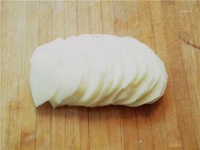 土豆去皮切成厚片。