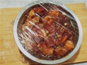 然后盖上保鲜膜放入冰箱冷藏一夜，如果没有那么长时间，至少也要腌制2个小时以上，保证入味。