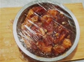 然后盖上保鲜膜放入冰箱冷藏一夜，如果没有那么长时间，至少也要腌制2个小时以上，保证入味。