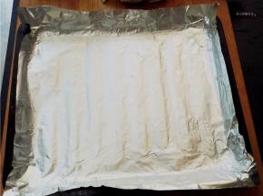 烤盘中先放入锡纸，在锡纸上刷一层油。