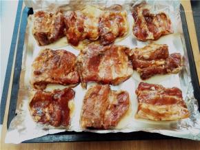 把五花肉片摆放在土豆片上。