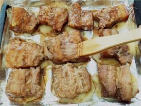 取出烤盘再刷一遍酱汁。