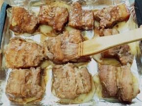 取出烤盘再刷一遍酱汁。