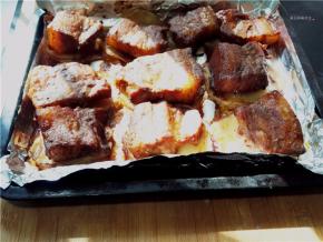 直至五花肉烤制成熟。