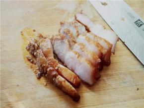 烤好立即取出切片。