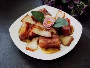 和垫底的土豆片一同装盘即可食用。