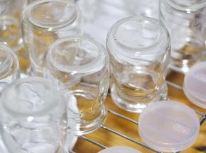 布丁瓶洗净，用开水烫过，将水分晾干。