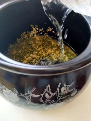 放入砂锅，砂锅里放入足量的清水。