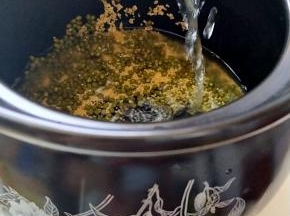 放入砂锅，砂锅里放入足量的清水。