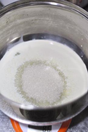 淡奶油里加入糖，小火加热至温热，让糖融化。