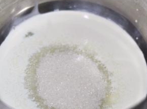 淡奶油里加入糖，小火加热至温热，让糖融化。