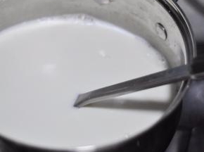 将剩余的牛奶倒入，搅拌均匀。