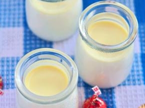 然后晾凉，放冰箱冷藏两小时，让酸奶完成钝化，这样会更稠。