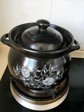 盖上砂锅盖先大火将水煮开