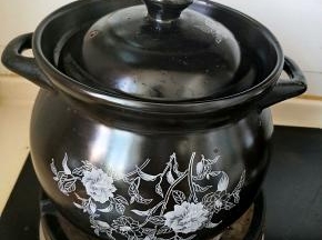 盖上砂锅盖先大火将水煮开