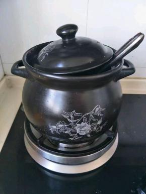 可以放个勺子在里面防止溢出，不时搅拌一下