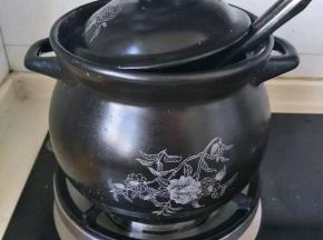 可以放个勺子在里面防止溢出，不时搅拌一下