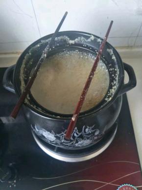 小火慢慢熬煮，粘稠时可在砂锅上放两根筷子，也能预防溢锅，长时间熬煮的粥汁是精华。