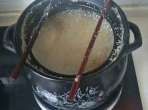 小火慢慢熬煮，粘稠时可在砂锅上放两根筷子，也能预防溢锅，长时间熬煮的粥汁是精华。