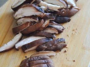 香菇切片，油麦菜洗净掐成段状。