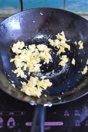 蛋液打散，放入油锅中炒熟盛出。