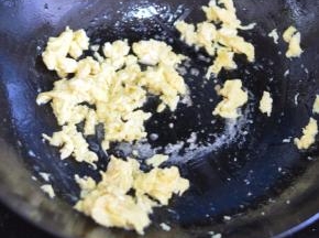 蛋液打散，放入油锅中炒熟盛出。