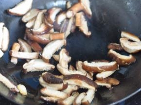 锅里另外倒油，放入香菇翻炒。