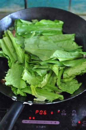 放入油麦菜，翻炒至油麦菜变软。
