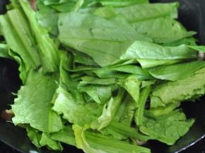 放入油麦菜，翻炒至油麦菜变软。