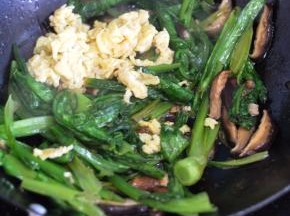 最后将炒好的鸡蛋放入，加入盐拌匀即可。