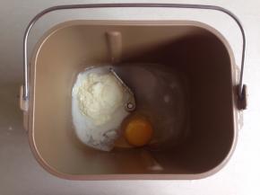 水和鸡蛋放入到东菱面包机内，加入糖、盐、奶粉