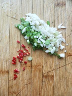 小葱，蒜，小米椒切碎