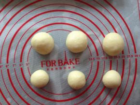 将面团分成7个30克和18克的面团