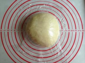和好的面团取出后，滚圆用保鲜膜盖住，饧发20分钟