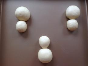 滚圆后放烤盘上，一大一小的挨着放，然后放进东菱K30A烤箱，选择发酵功能，发酵50分钟