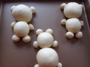 将小面团摆放好，做小熊的耳朵、手和脚。