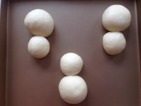 发酵好的面包坯取出，将烤箱预热到上火165度，下火170度。