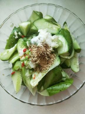 将切好的黄瓜放入大碗中，上面把调料放好