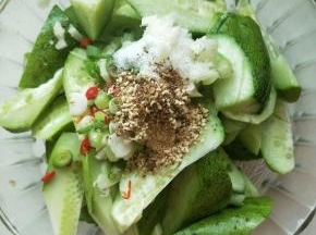 将切好的黄瓜放入大碗中，上面把调料放好