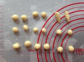 在发酵等待的时候做小熊的其他部分，弄2-3克左右的小面团42个。