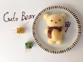 面包做好后取出晾凉，用融化的黑巧克力画出眼睛鼻子即可。