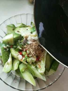 小锅将油烧热，倒在调料上