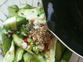 小锅将油烧热，倒在调料上