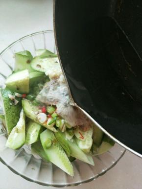 要像这样油和调料沸腾翻滚的现象，我们叫呛油