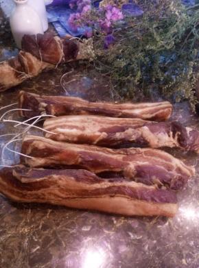 做好的烟熏腊肉。晚上灯光有些昏暗不太好看。